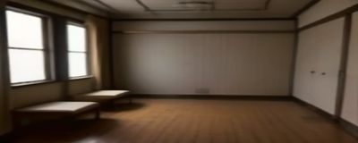 摄影工作室内专业布光设备与反光板，展示人体艺术摄影的专业拍摄环境与光线控制技巧